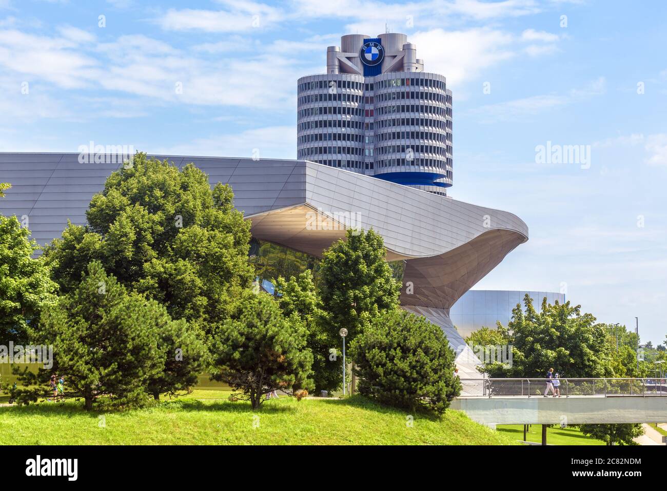 München, Deutschland - 2. Aug 2019: Die BMW-Weltzentrale oder BMW-Vierzylinder-Gebäude in München, Bayern. Es ist ein berühmtes Wahrzeichen der Stadt. Landschaftlich schöner Blick Stockfoto