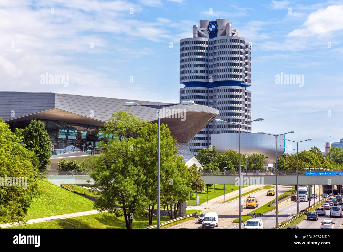 München, Deutschland - 2. Aug 2019: Die BMW-Weltzentrale oder BMW-Vierzylinder in München, Bayern. Es ist ein berühmtes Wahrzeichen der Stadt. Stadtlandschaft mit Stockfoto