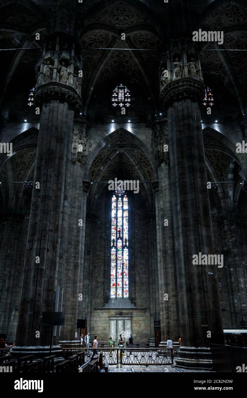 Mailand, Italien - 16. Mai 2017: Menschen im alten Mailänder Dom oder Duomo di Milano. Es ist eine große katholische Kirche, das Wahrzeichen Mailands. Inneneinrichtung aus lar Stockfoto