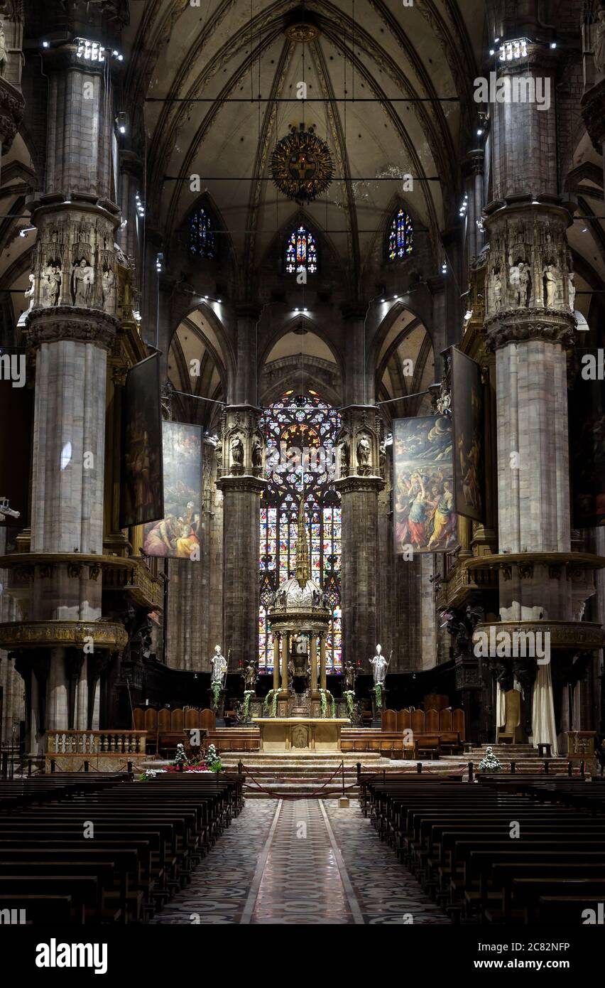 Mailand, Italien - 16. Mai 2017: Im berühmten Mailänder Dom oder Duomo di Milano. Es ist eine große katholische Kirche, das Wahrzeichen Mailands. Das Innere des alten dar Stockfoto