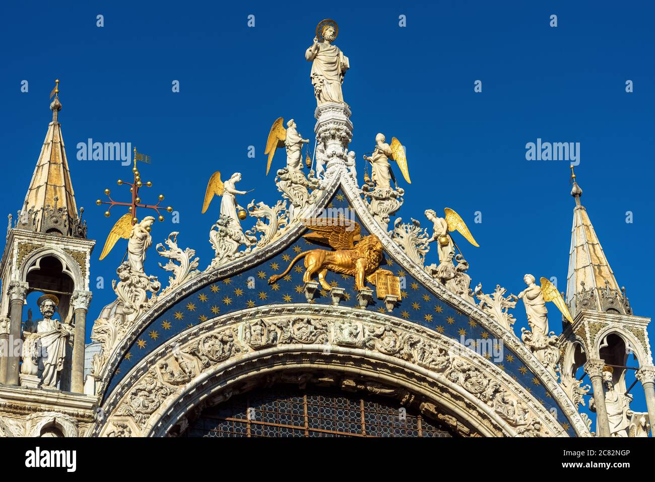 Basilika San Marco oder San Marco aus der Nähe, wunderschöne Dachterrasse in blauem Himmel, Venedig, Italien. Die alte Kathedrale ist das Wahrzeichen Venedigs. Fassade der medieva Stockfoto