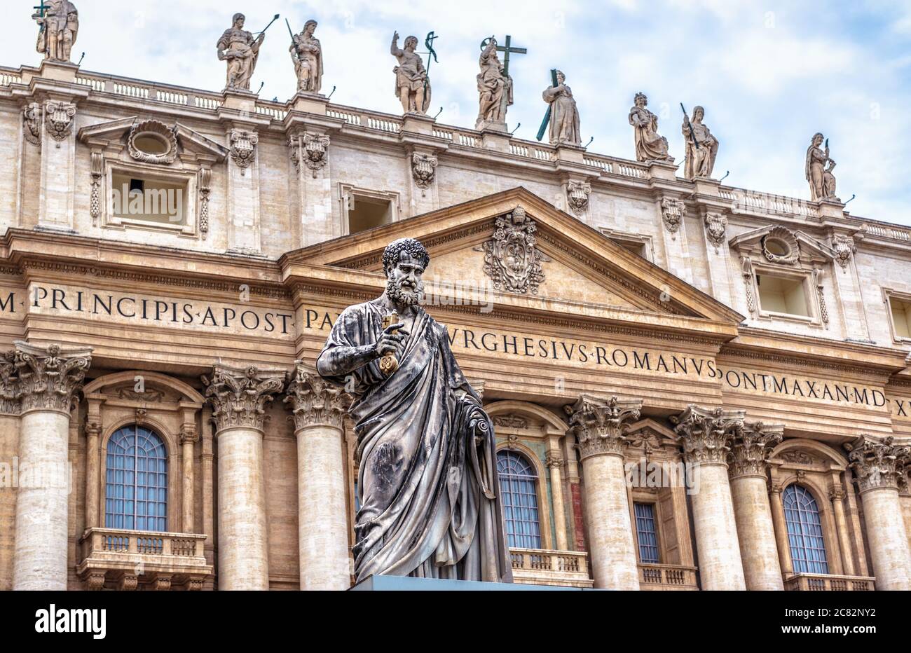 Statue des Apostels Petrus vor dem Petersdom, Rom, Italien. Renaissance-Skulptur mit Schlüssel auf barocker Fassade Hintergrund. Roman San Pietro ist Stockfoto