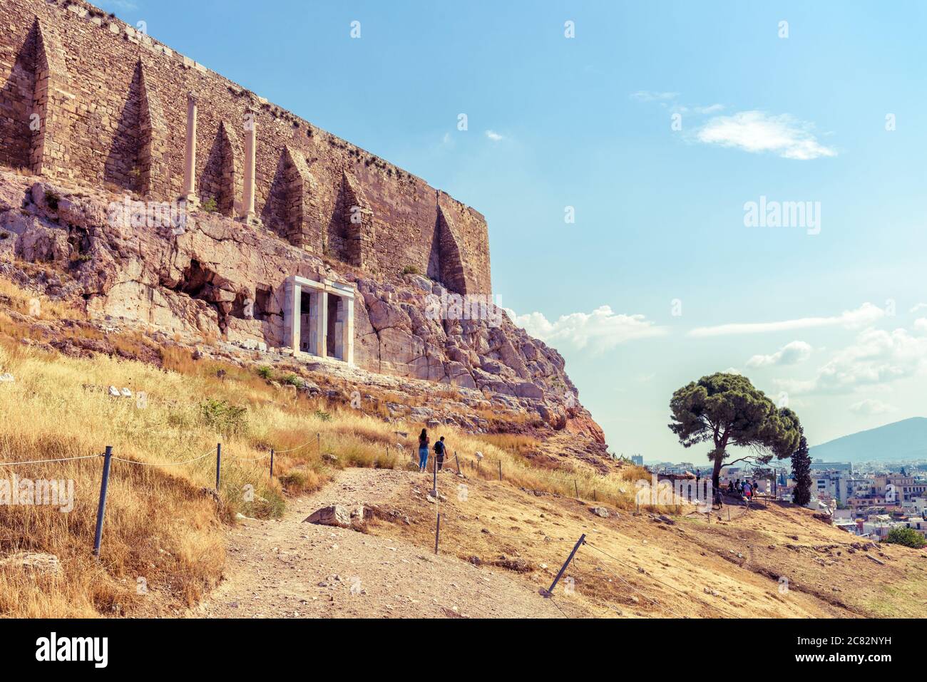 Akropolis Hügel im Sommer, Athen, Griechenland, ist es eine Top-Touristenattraktion von Athen. Landschaftlich schöner Blick auf das berühmte Wahrzeichen mit starken mittelalterlichen Mauern und Anci Stockfoto