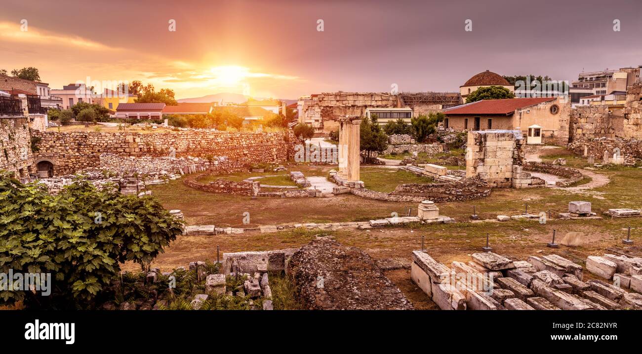 Landschaft von Athen bei Sonnenuntergang, landschaftlich schöne sonnige Ansicht der alten Bibliothek von Hadrian, Griechenland. Dieser Ort ist Wahrzeichen von Athen. Landschaft der klassischen griechischen Ruinen Stockfoto