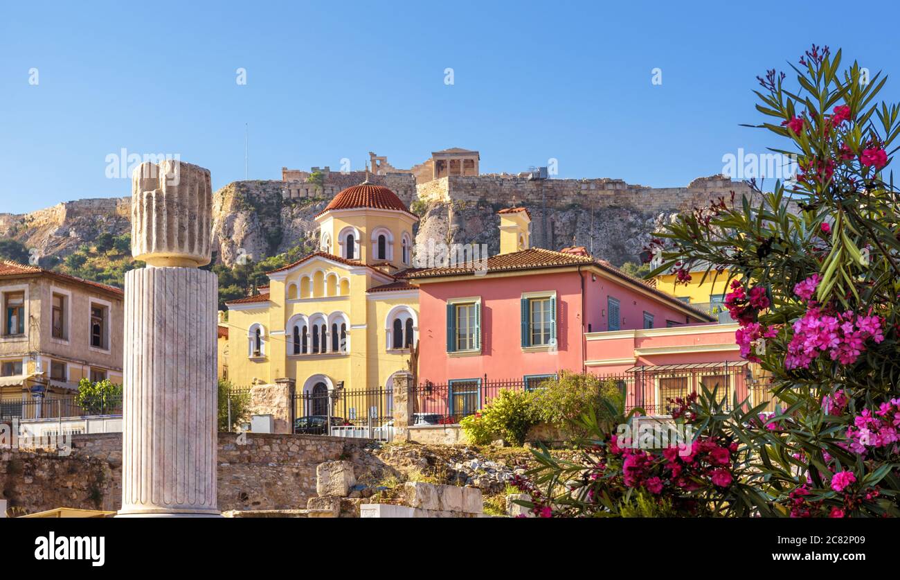 Alte Häuser in Athen, berühmte Akropolis in der Ferne, Griechenland. Schöne landschaftliche Aussicht auf Plaka Bezirk in Athen Stadtzentrum, Stadtlandschaft im Sommer. Stockfoto