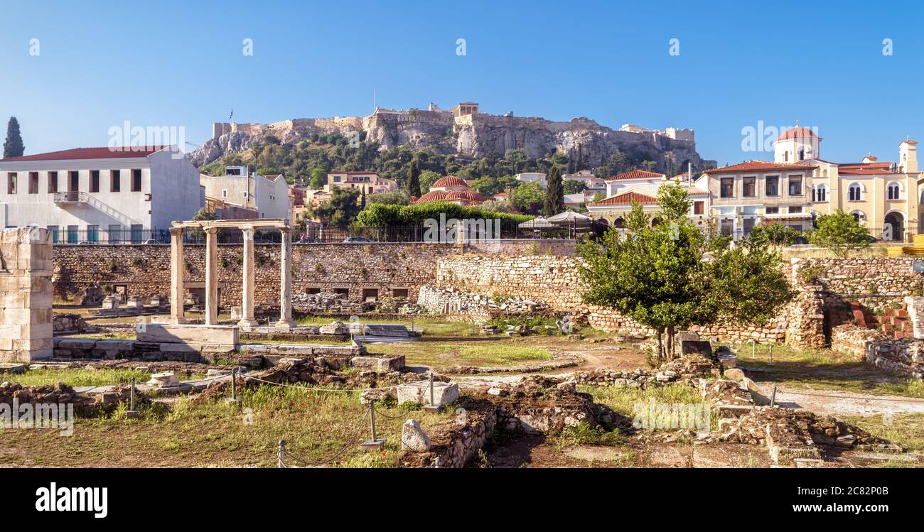 Panorama der Bibliothek von Hadrian mit Blick auf Akropolis, Athen, Griechenland. Es sind berühmte Touristenattraktionen der Stadt. Stadtlandschaft von Athen mit klassizisten Stockfoto