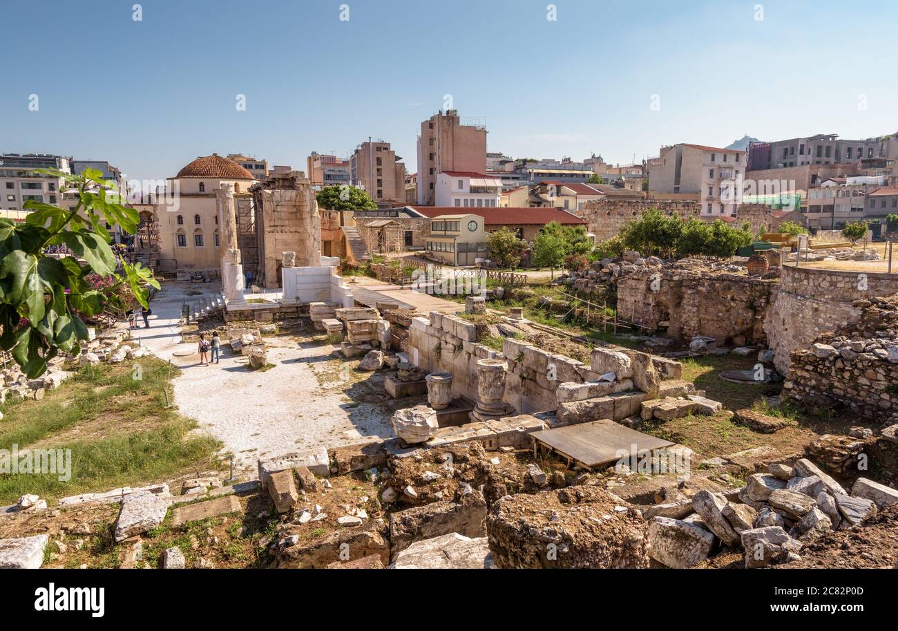 Stadtbild von Athen, Hadrianbibliothek im Vordergrund, Griechenland. Dieser Ort ist Touristenattraktion der Stadt Athen. Stadtlandschaft von Athen mit alten Stockfoto