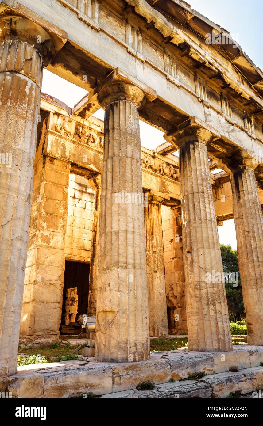 Tempel des Hephaestus in der alten Agora an sonnigen Tag, Athen, Griechenland. Es ist berühmte Wahrzeichen von Athen. Blick auf das klassische griechische Gebäude in Sunlig Stockfoto