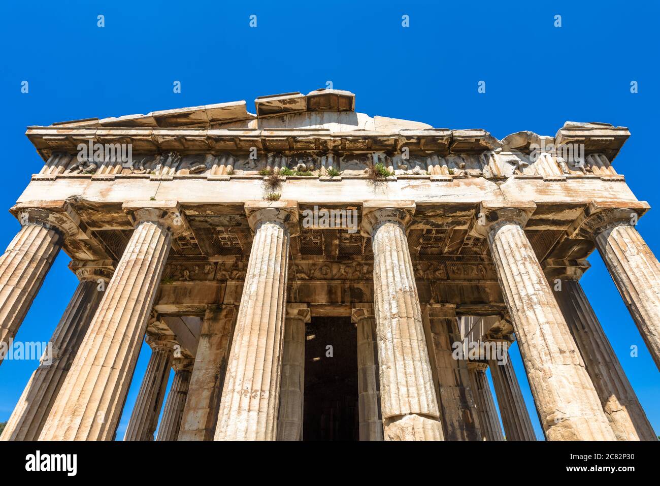 Tempel des Hephaestus im antiken Agora, Athen, Griechenland. Es ist berühmte Wahrzeichen von Athen. Vorderansicht des klassischen griechischen Tempels auf Himmelshintergrund, monum Stockfoto