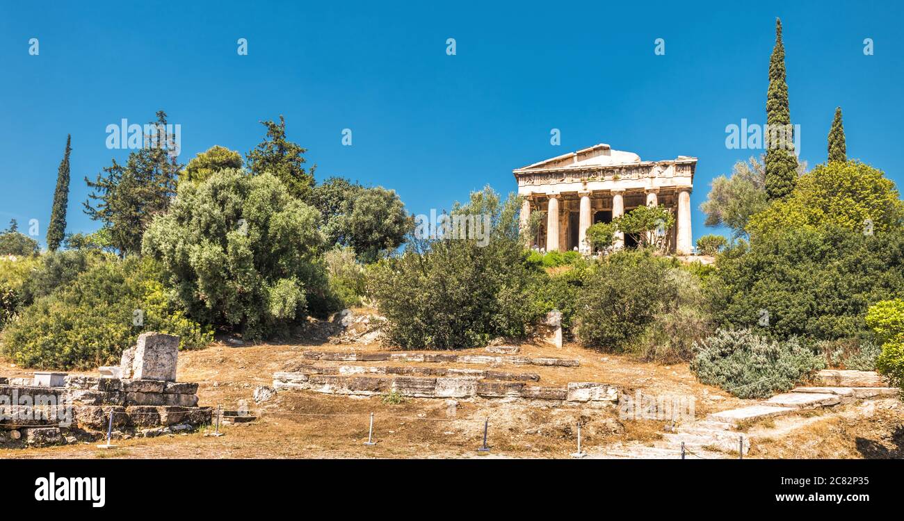 Landschaft der antiken Agora mit dem alten Tempel des Hephaestus, Athen, Griechenland. Dieser Ort ist berühmte Touristenattraktion in Athen. Panoramablick auf Stockfoto