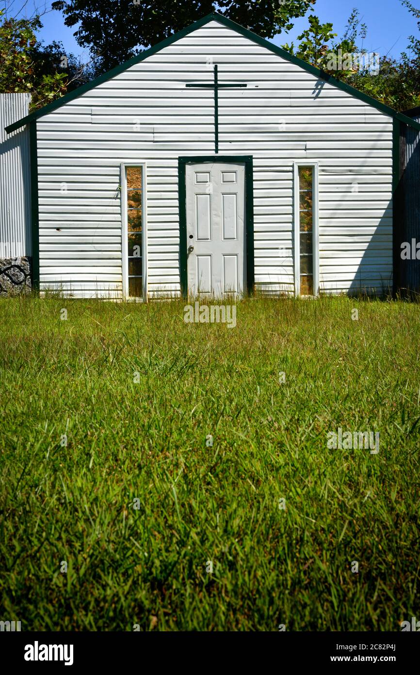 Ein grasbewachsener Vordergrund, eine gefälschte Kirche in Fake Town, ein von Mayberry inspirierter Kunstinstallationskomplex, im ländlichen mittleren Tennessee, USA, Stockfoto