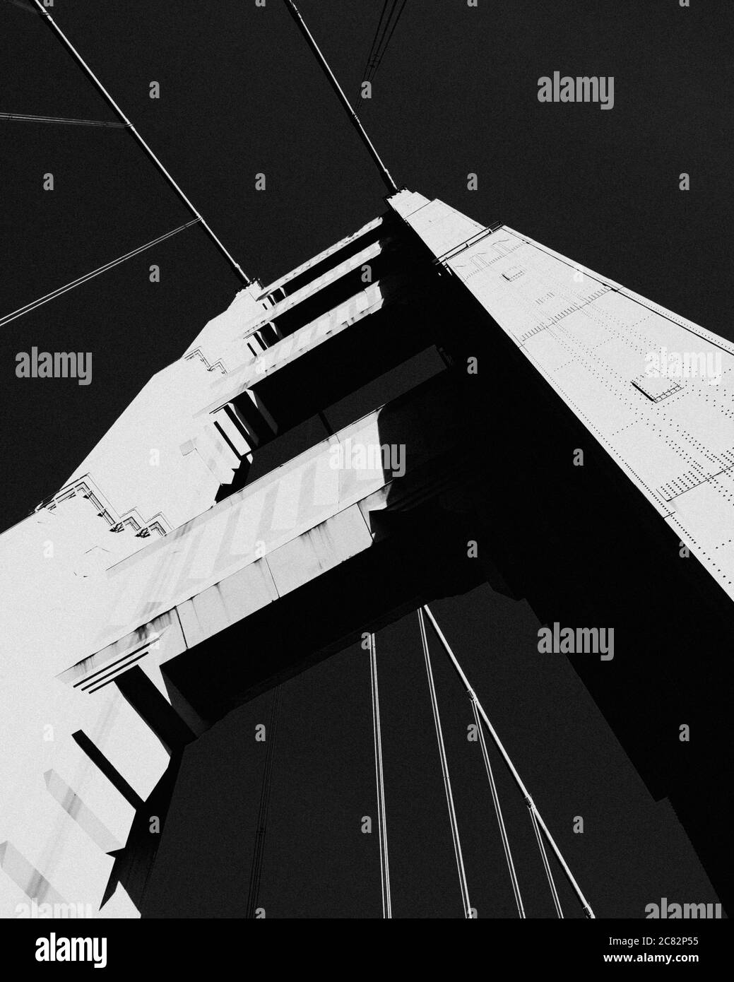 Kontrastreiche vertikale Ansicht des Golden Gate Tower in Schwarz Und Weiß Stockfoto