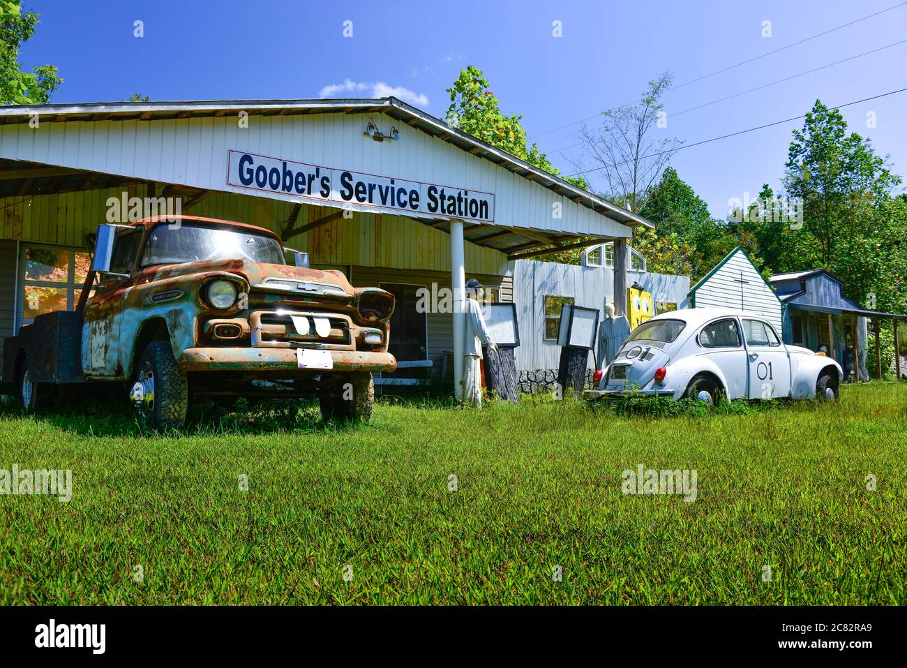 Manniquins an der Fake Goober's Service Station in Fake Town, einschließlich des alten Chevy Wrecker und des alten VW Bug im ländlichen Macon County, im mittleren TN, USA Stockfoto