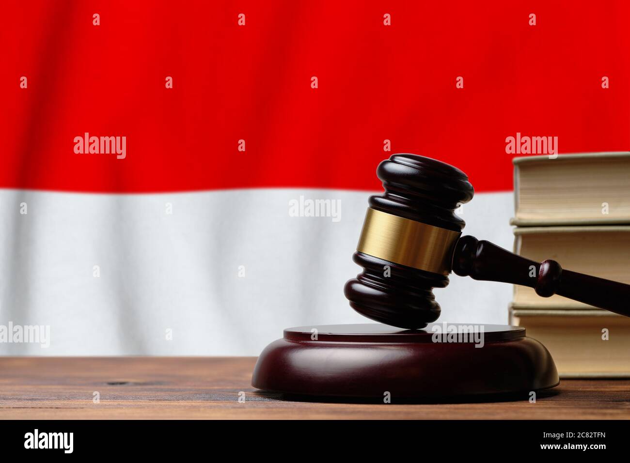 Justiz und Gerichtskonzept in der Republik Indonesien. Richter Hammer auf einem Hintergrund Flagge. Stockfoto