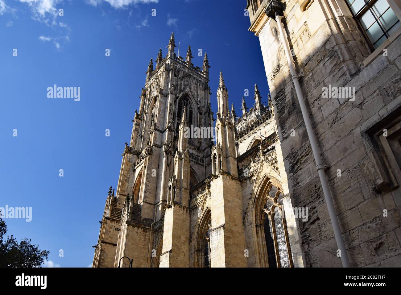 Blick nach oben auf die Westtürme von der Südseite des York Minster ...