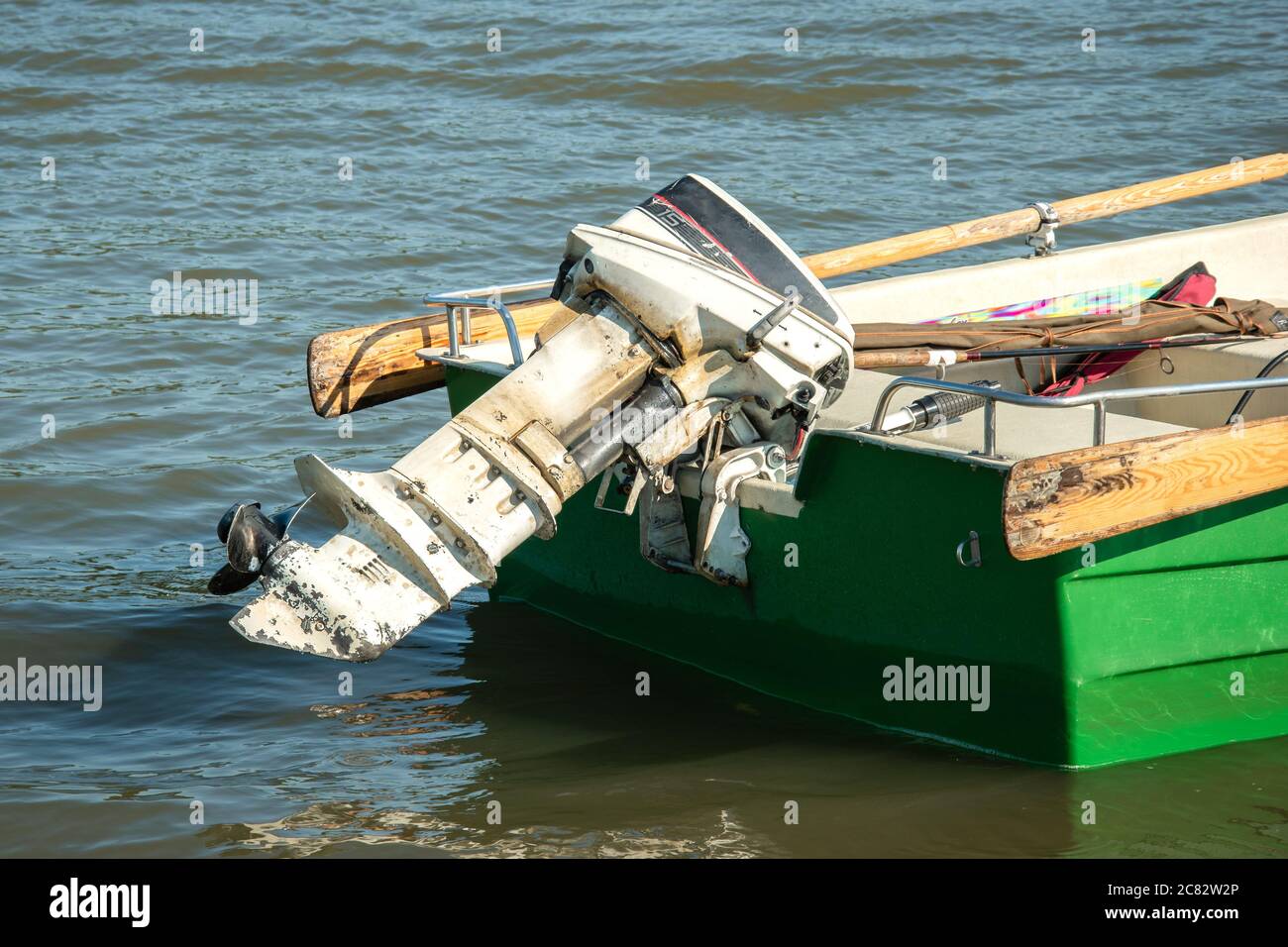 Motor Motor Motor Außenborder Propeller Ausrüstung für Motorboot. Power, Transport Geschwindigkeit Boot Teil auf Fischerboot. Motorisierte Segelmaschine Turbine s Stockfoto