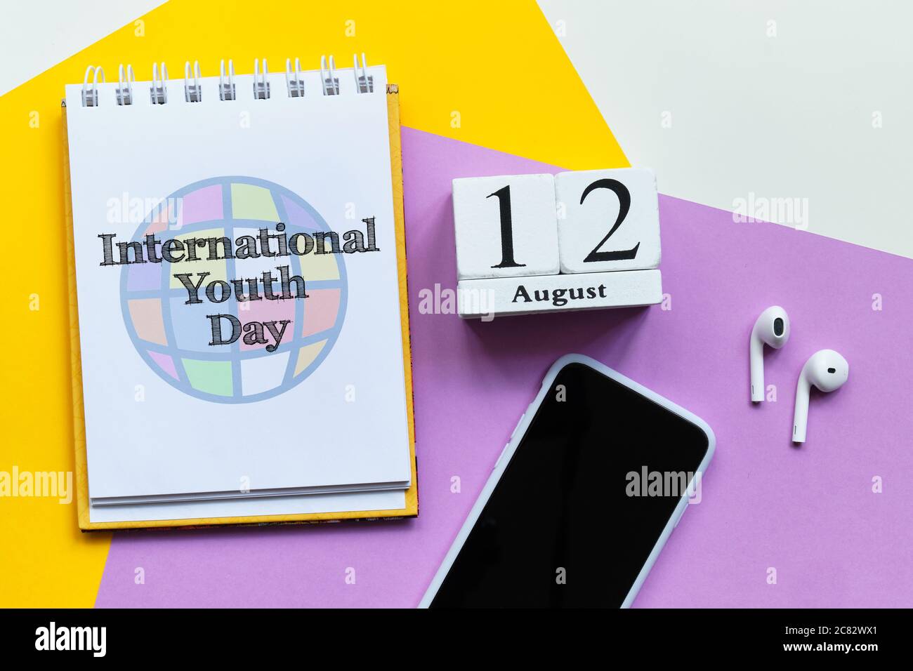 12. august - Internationaler Jugendtag. Zwölfter Tag Monat Kalenderkonzept auf Holzblöcken mit Kopierraum Stockfoto