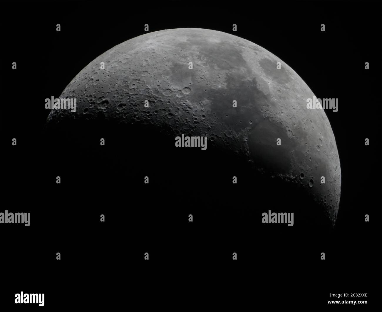 Mond durch Teleskop mit sichtbaren Krater, Bergen und Stute. Stockfoto