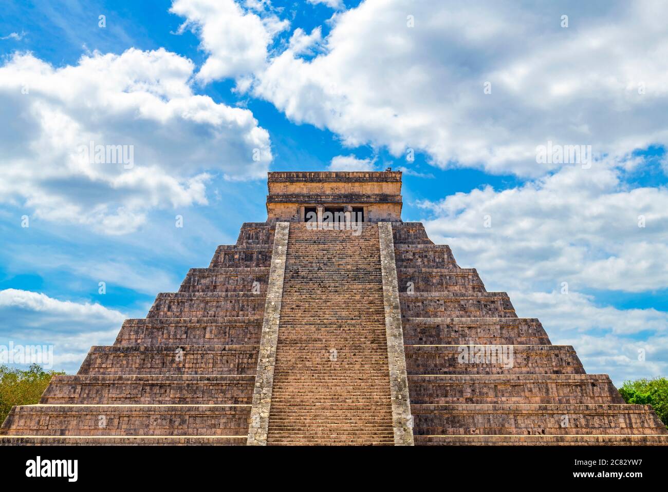 Die Maya-Tempel Pyramide von El Castillo oder Kukulkan in der archäologischen Stätte von Chichen Itza, Yucatan, Mexiko. Stockfoto