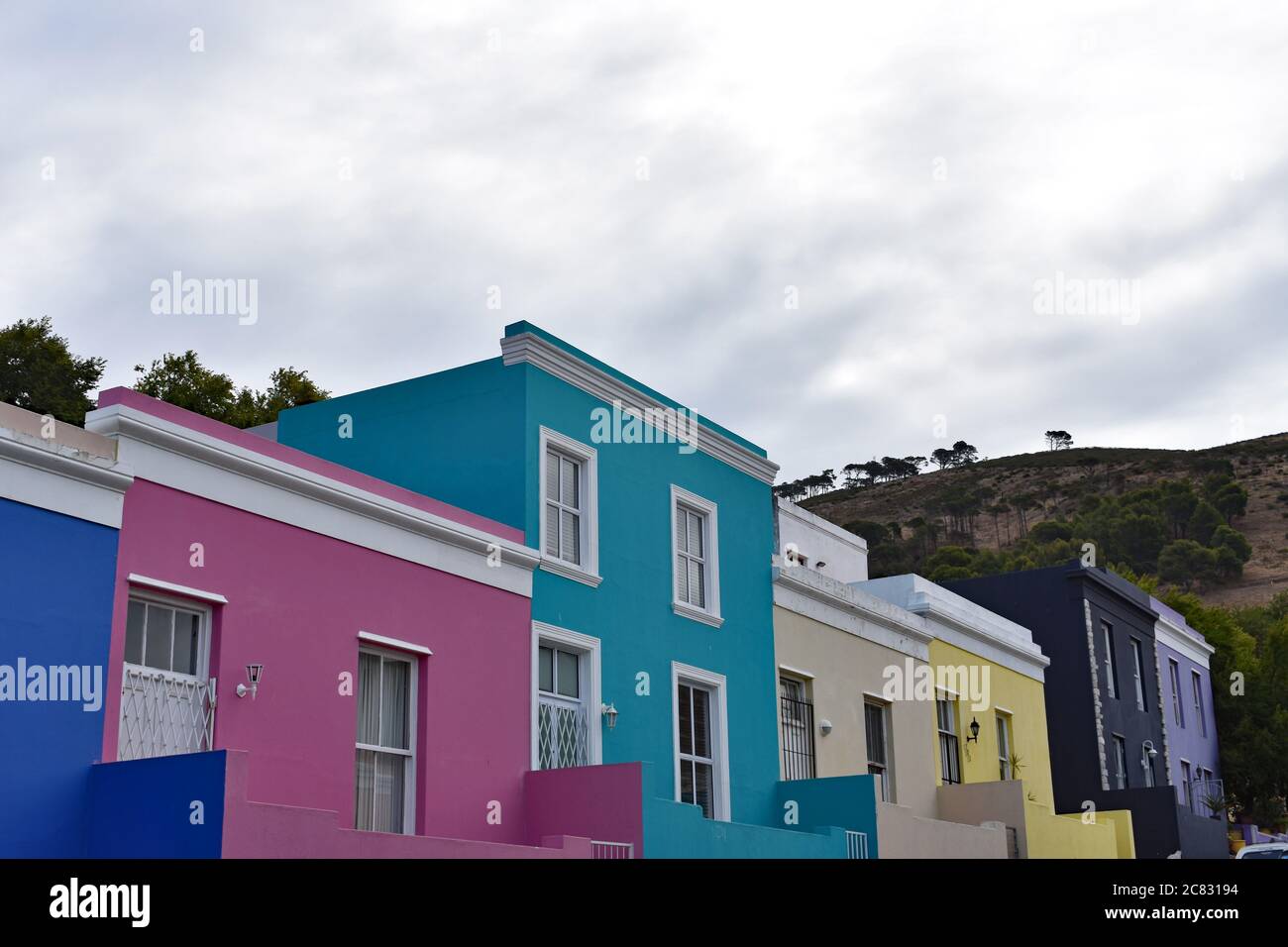 Die farbenfrohen Häuser der Bo-Kaap Gegend (Malaiisches Viertel) von Kapstadt, Südafrika. Lustige bunte Gebäude und Architektur. Stockfoto