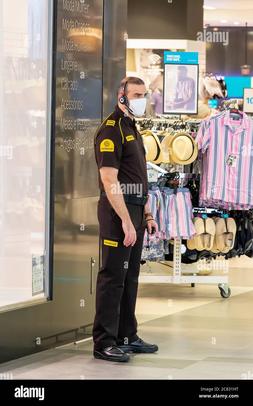 Portimao, Portugal - 11. Juli 2020: Zugangskontrolle im Modeeinzelhändler Primark in einem Einkaufszentrum in Portimao, Algarve, Portugal Stockfoto