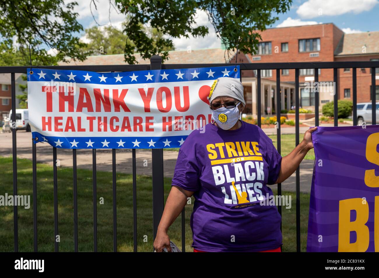 Detroit, Michigan, USA. Juli 2020. Pflegepersonal in Pflegeheimen versammelten sich vor dem Hartford Nursing and Rehabilitation Center während der landesweiten „Trike for Black Lives“. Die Streikenden, Mitglieder der International Union der Servicemitarbeiter, wurden von Teamsters und anderen Gewerkschaftsmitgliedern unterstützt. SEIU sagt, dass mehr als 50,000 Bewohner und Arbeiter in Pflegeheimen während der Pandemie an Covid-19 gestorben sind. Ein Mitarbeiter steht vor dem Banner des Managements und dankt „Helden des Gesundheitswesens“. Quelle: Jim West/Alamy Live News Stockfoto