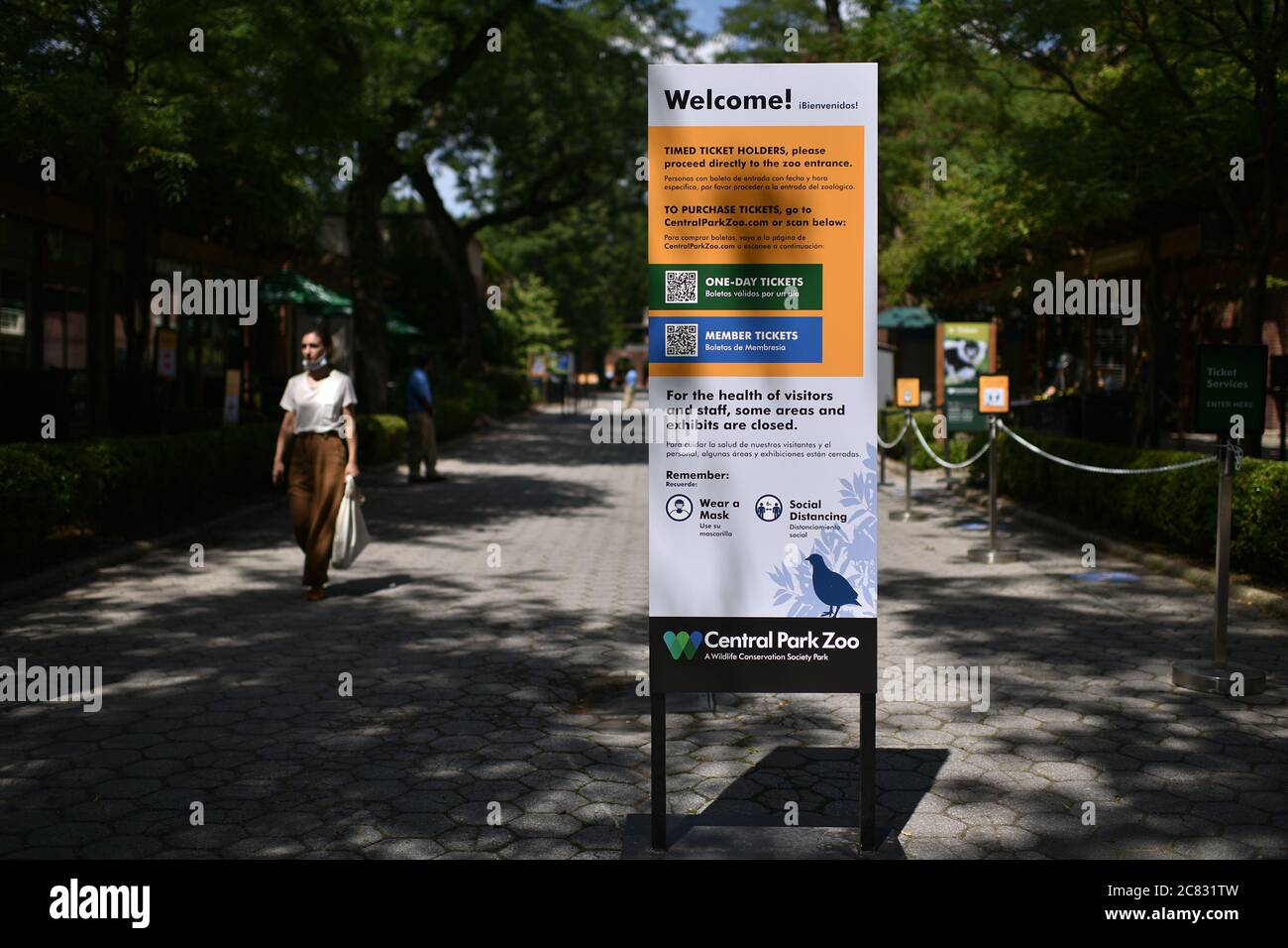 New York City, USA. Juli 2020. Central Park Zoo mit wenigen Besuchern, jetzt geöffnet in Phase 4 der Wiedereröffnung in New York, NY, 20. Juli 2020. In Phase 4 können Zoos botanischen Gärten mit 1/3 Kapazität öffnen, können professionelle Sport ohne Fans und Medienproduktionen mit nicht mehr als 25 Menschen wieder aufnehmen. (Anthony Behar/Sipa USA) Quelle: SIPA USA/Alamy Live News Stockfoto
