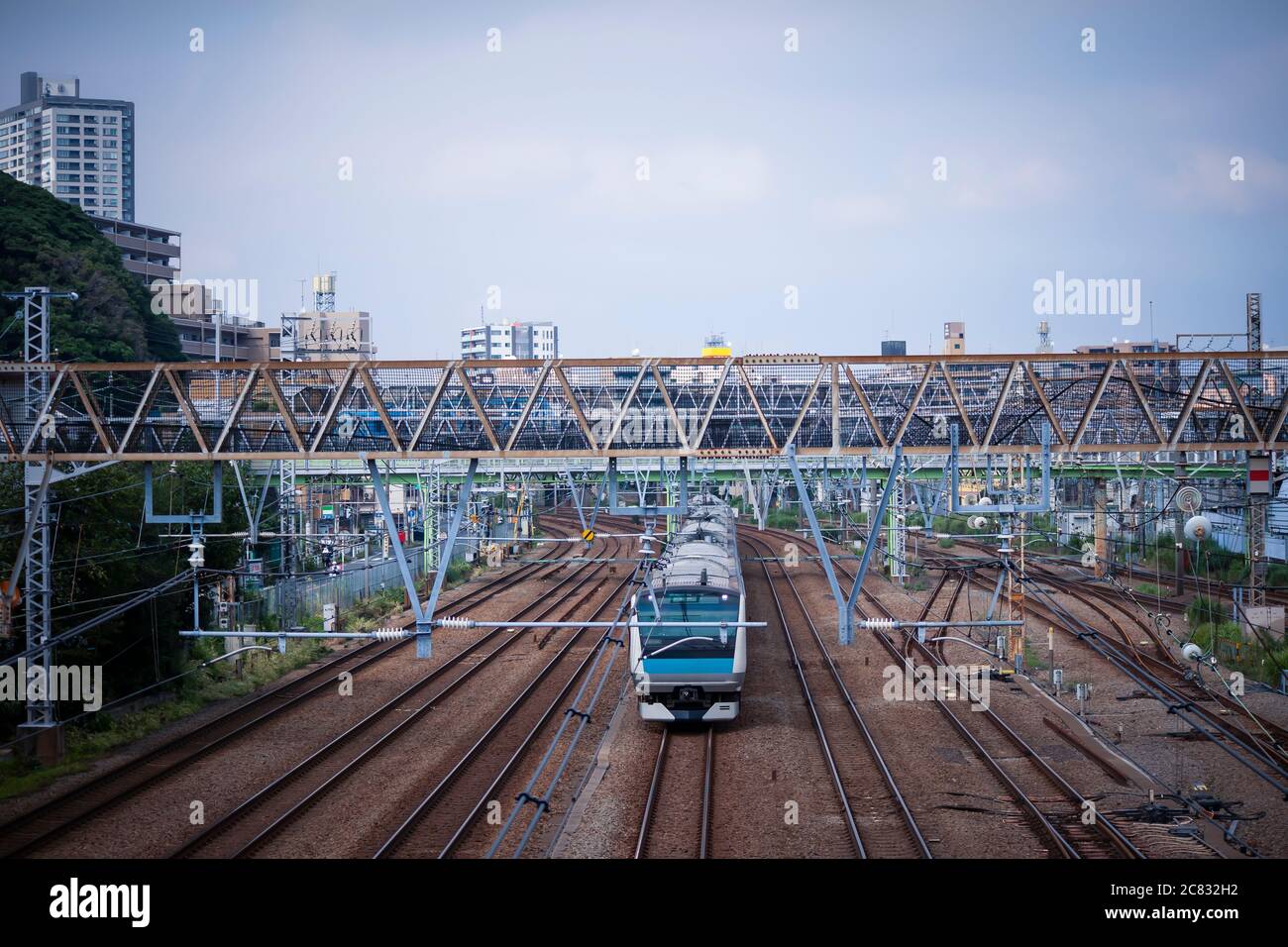 Blick auf den Zug, der sich tagsüber auf der Strecke bewegt Stockfoto