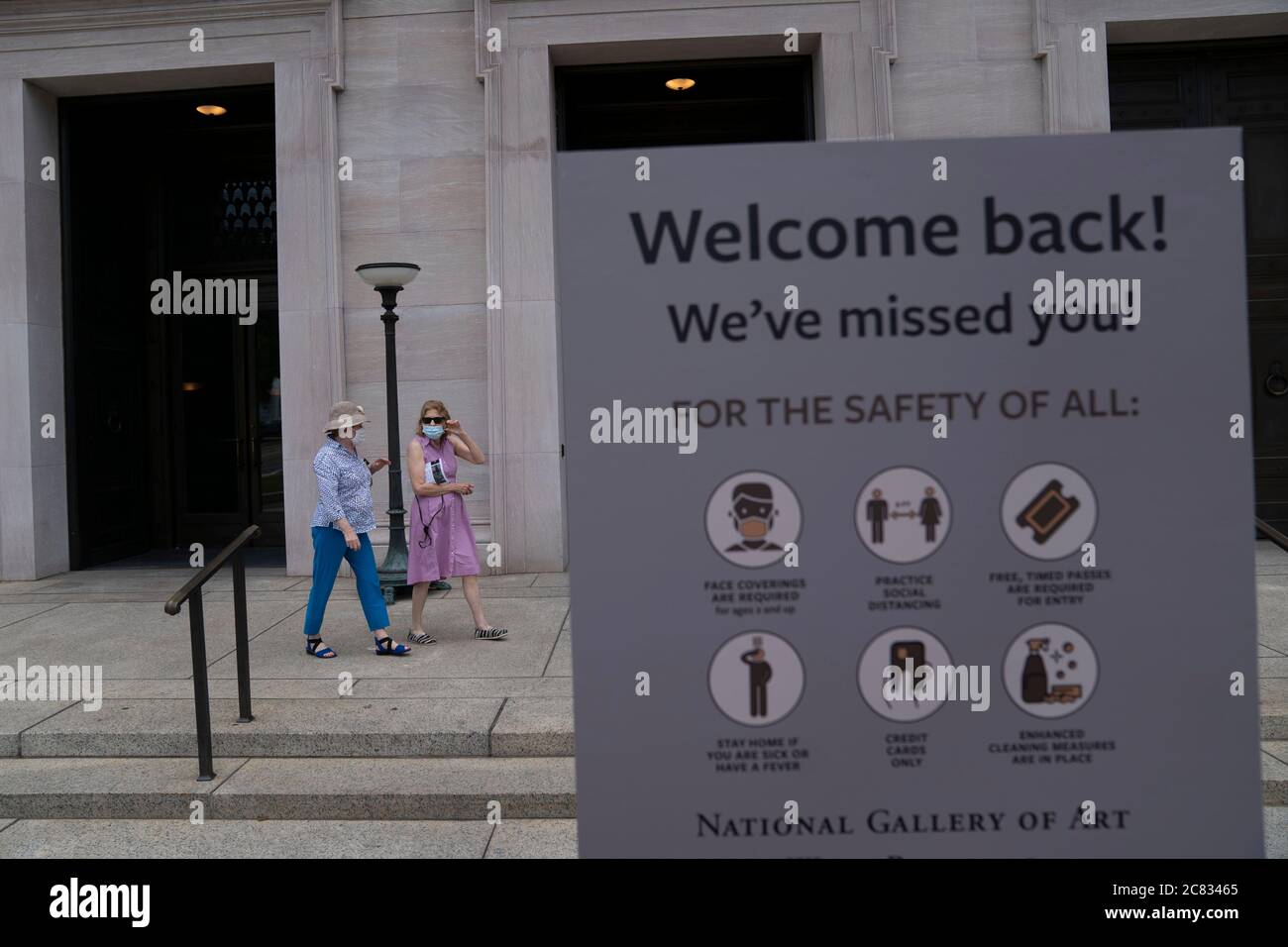 (200721) -- WASHINGTON, D.C., 21. Juli 2020 (Xinhua) -- Besucher mit Gesichtsmasken verlassen das West Building der National Gallery of Art in Washington, DC, USA, 20. Juli 2020. Teile der Galerie wurden am Montag nach monatelanger Schließung aufgrund der COVID-19-Pandemie wieder für die Öffentlichkeit geöffnet. (Xinhua/Liu Jie) Quelle: Liu Jie/Xinhua/Alamy Live News Stockfoto