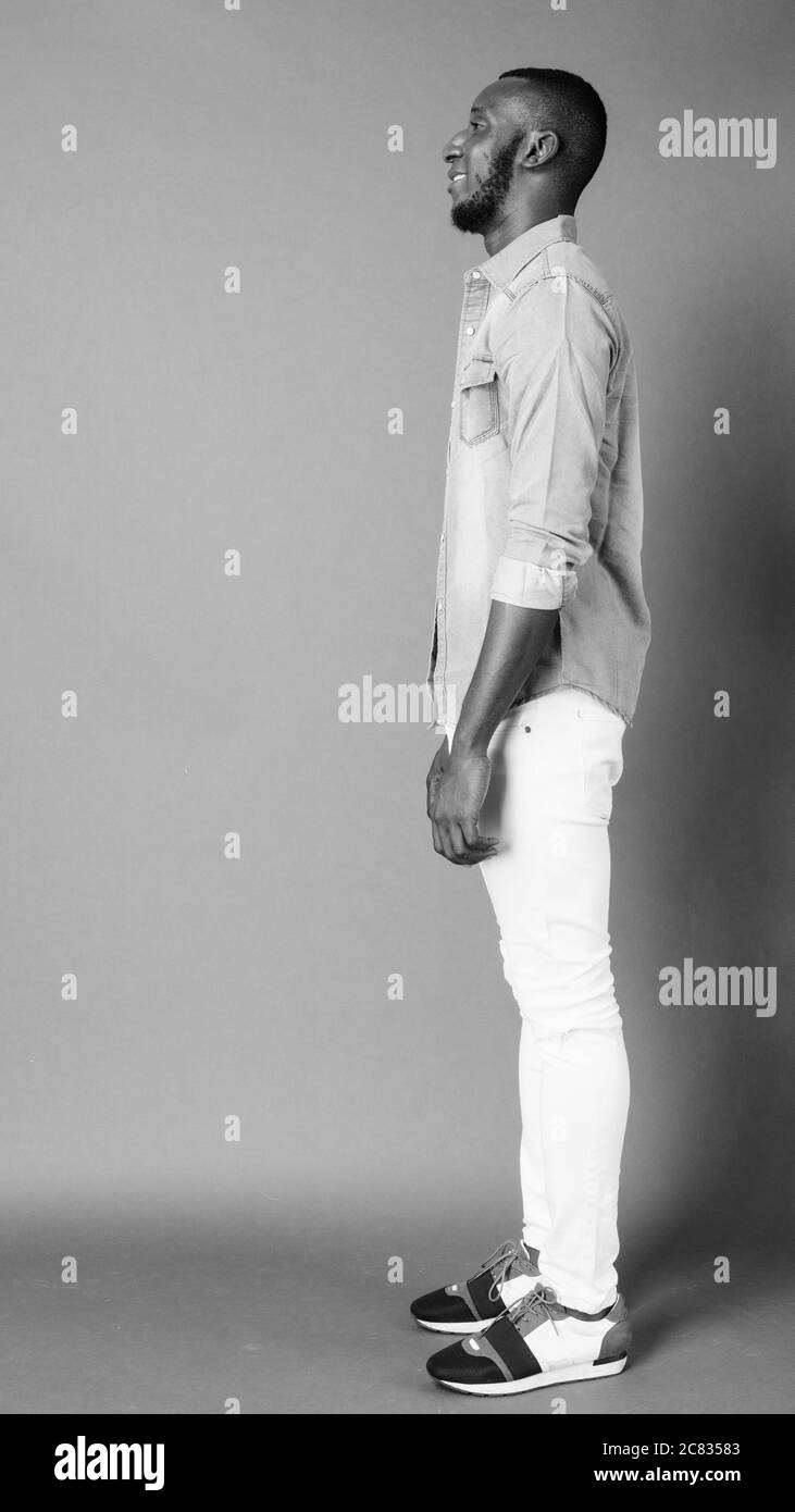 Porträt eines jungen, gut aussehenden bärtigen afrikanischen Mannes in legerer Kleidung Stockfoto