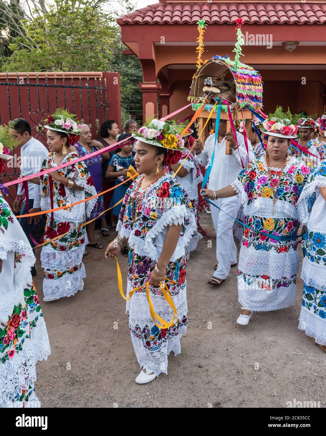 Frauen in traditionellen festlichen gestickten Huipils und geblümten Hüten bereiten sich für den Tanz des Schweins Kopf und der Türkei, oder Baile de la cabeza del Stockfoto