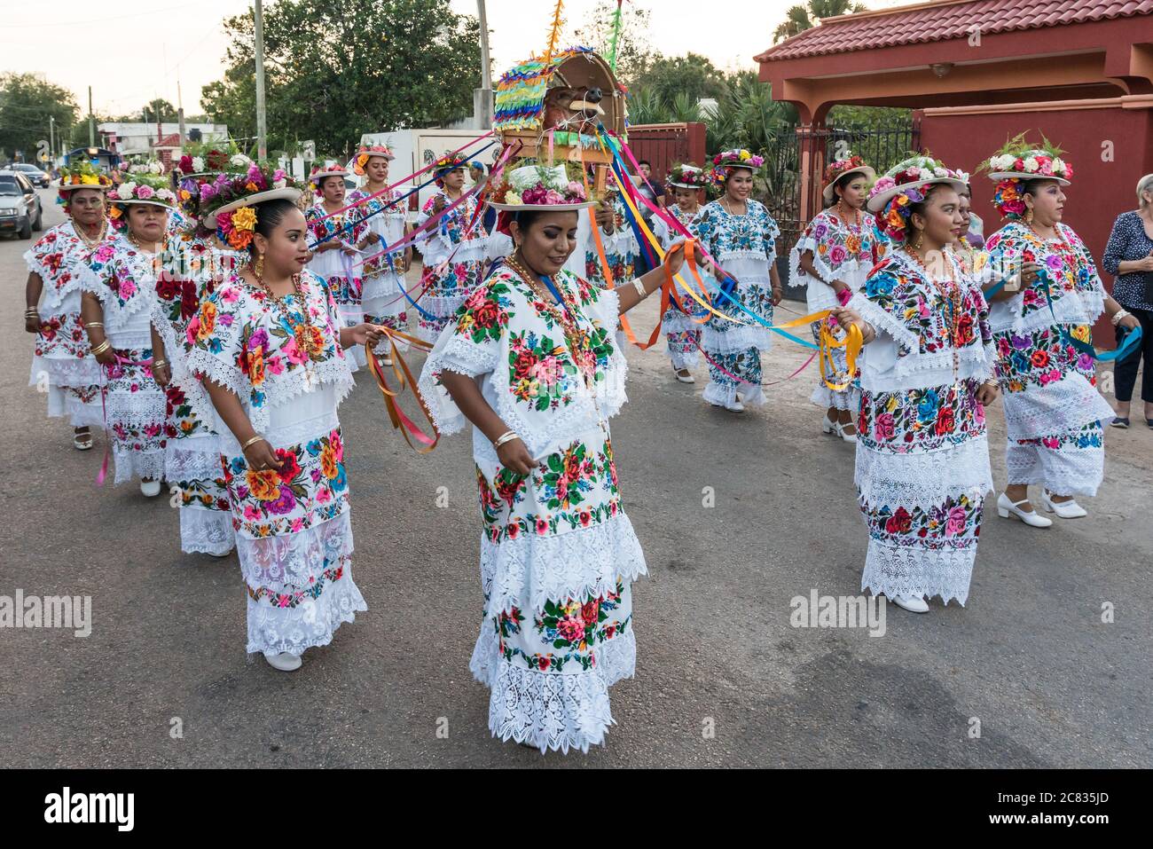 Frauen in traditionellen festlichen gestickten Huipils und geblümten Hüten tanzen den Tanz des Schweinehasses und der Türkei, oder Baile de la cabeza del cochi Stockfoto