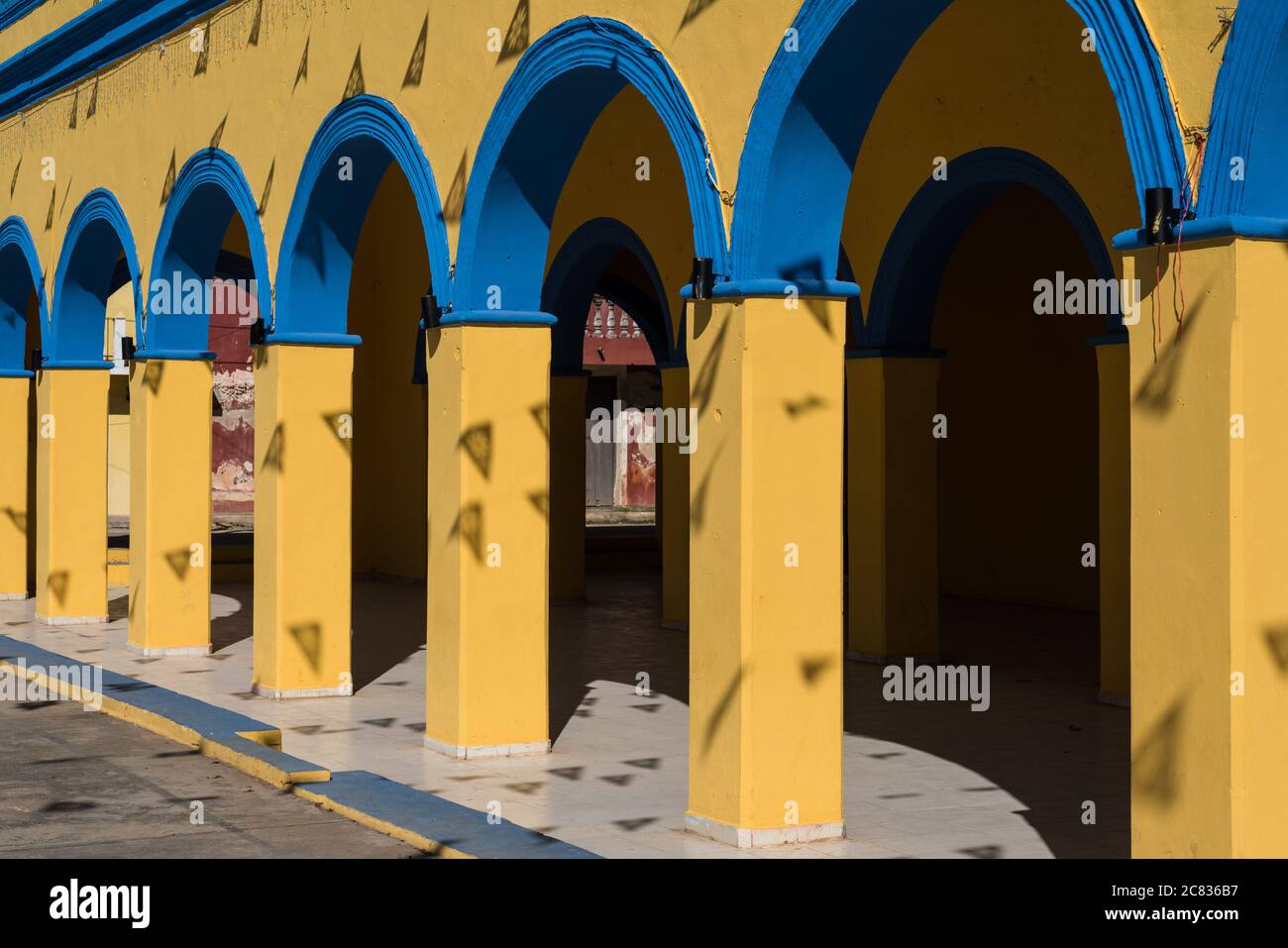Die bunt bemalten Bögen des Stadtpalastes oder des Rathauses auf dem zentralen platz oder dem Stadtplatz in Chapab de las Flores in Yucatan, Mexiko. Stockfoto
