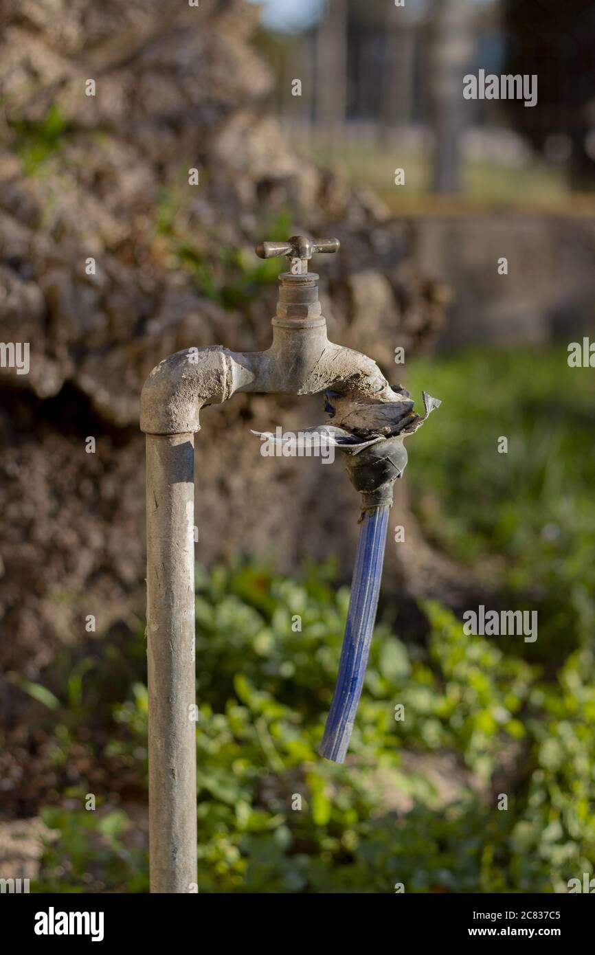 Alt abgenutzter Wasserhahn im Garten Stockfoto
