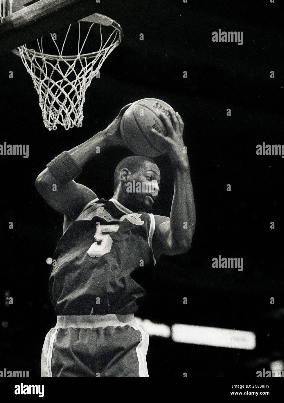 LA Lakers # 5 Robert Horry Rebounds in Spiel-Action gegen die Boston Celtics während der Saison 1996-97 im Fleet Center in Boston Ma USA Foto von Bill belknap Stockfoto