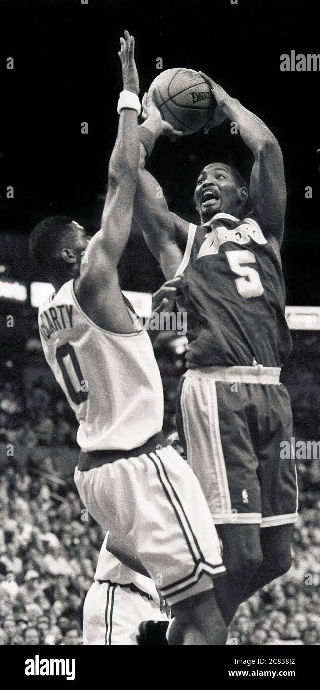 LA Lakers # 5 Robert Horry schießt, um o n Boston Celtics zu Punkten #0 Walter Mcarty in Spiel-Action während der Saison 1996-97 im Fleet Center in Boston Ma USA Foto von Bill belknap Stockfoto