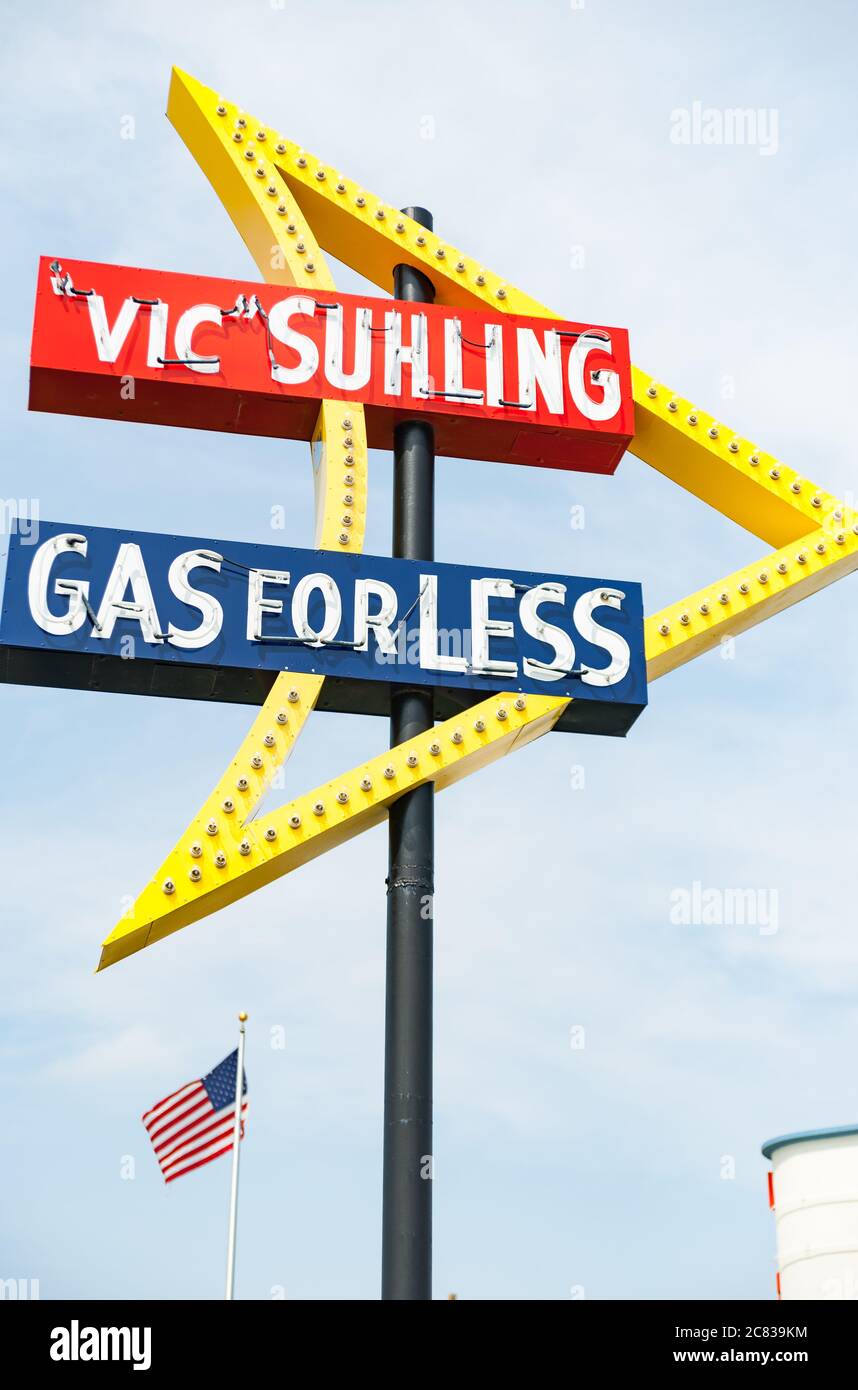 Litchfield USA - 1. September 2015; Nahaufnahme Vic Suhling - Gas for less retro neon sign next to the Litchfield Museum and Route 66, Litchfield, Illinois Stockfoto