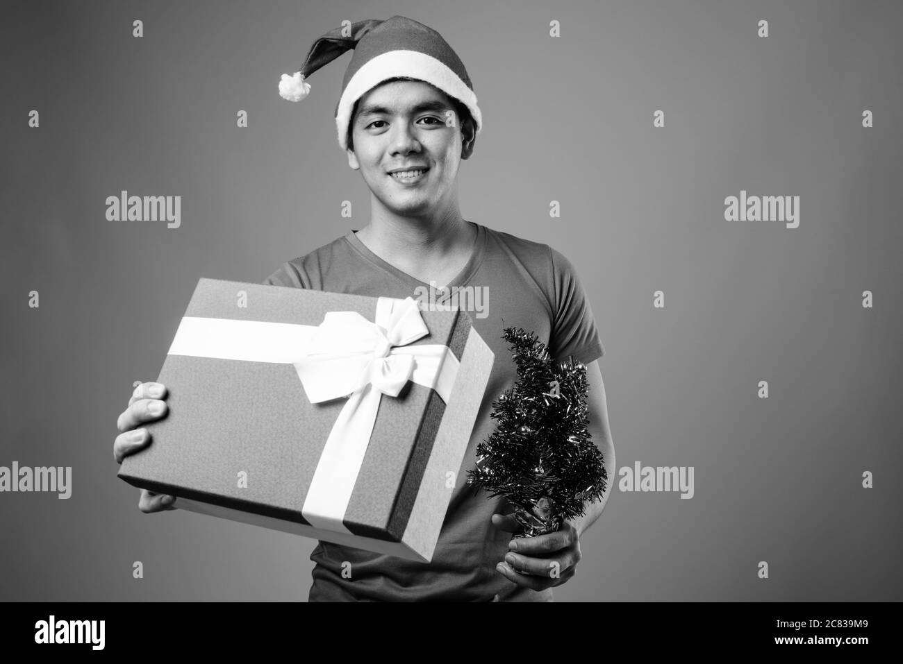 Portrait des jungen schönen philippinischen Mann bereit für Weihnachten Stockfoto