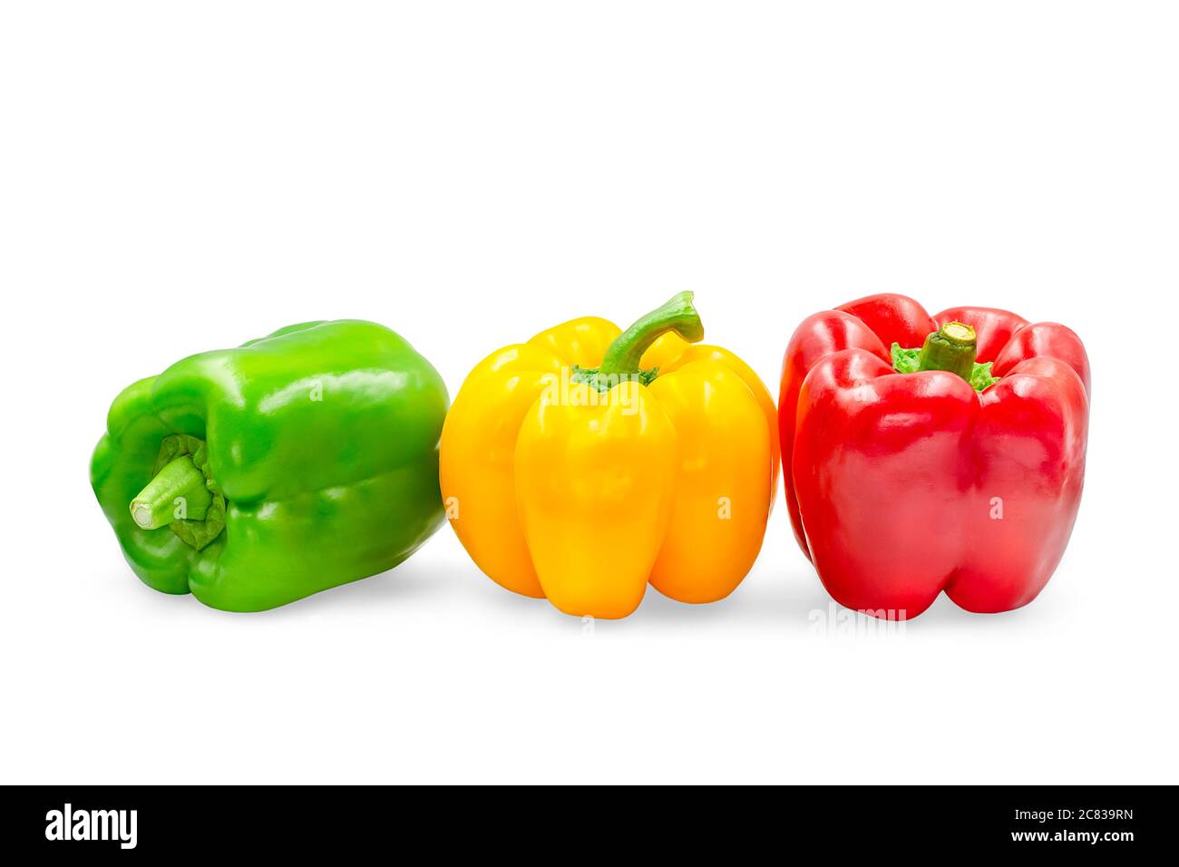Drei Farben süße Paprika auf weißem isolierten Hintergrund mit Clipping Pfad. Gelbe, grüne und rote Paprika süß haben hohe Vitamin-und Ballaststoffe ju Stockfoto