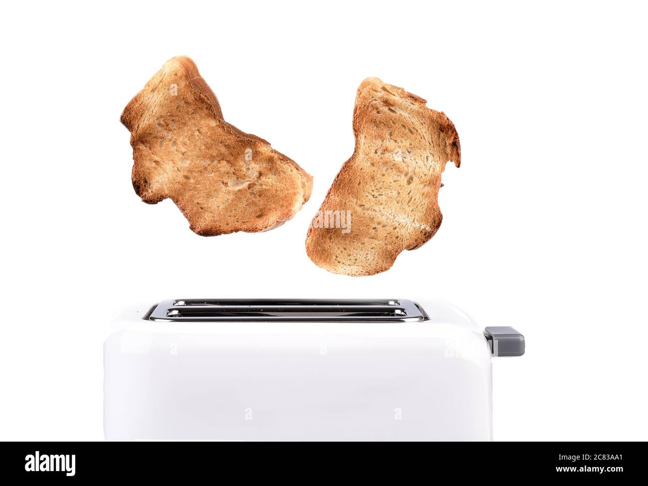 Geröstetes Brot, das aus dem Toaster auf weißem Hintergrund fliegt. Speicherplatz kopieren. Stockfoto
