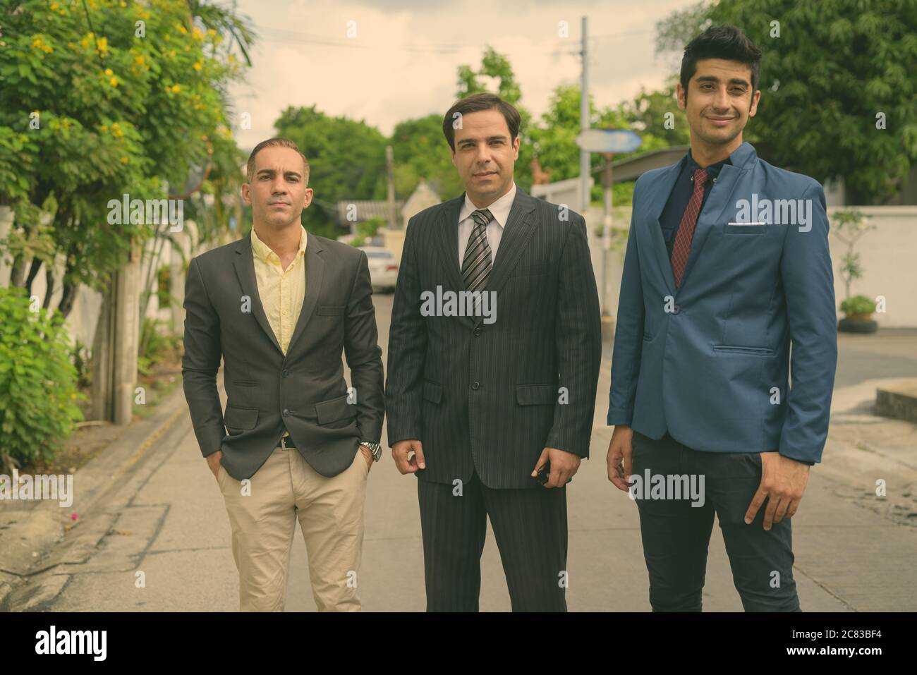 Portrait von persischen Geschäftsleuten zusammen in den Straßen im Freien Stockfoto