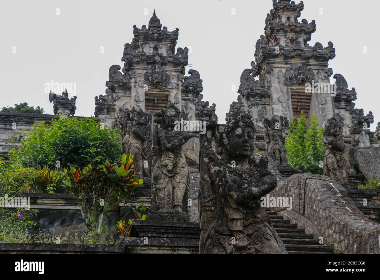 Traditionelle balinesische Statue. Skulptur in Pura Lempuyang Luhur im Westen von Bali, Indonesien Stockfoto