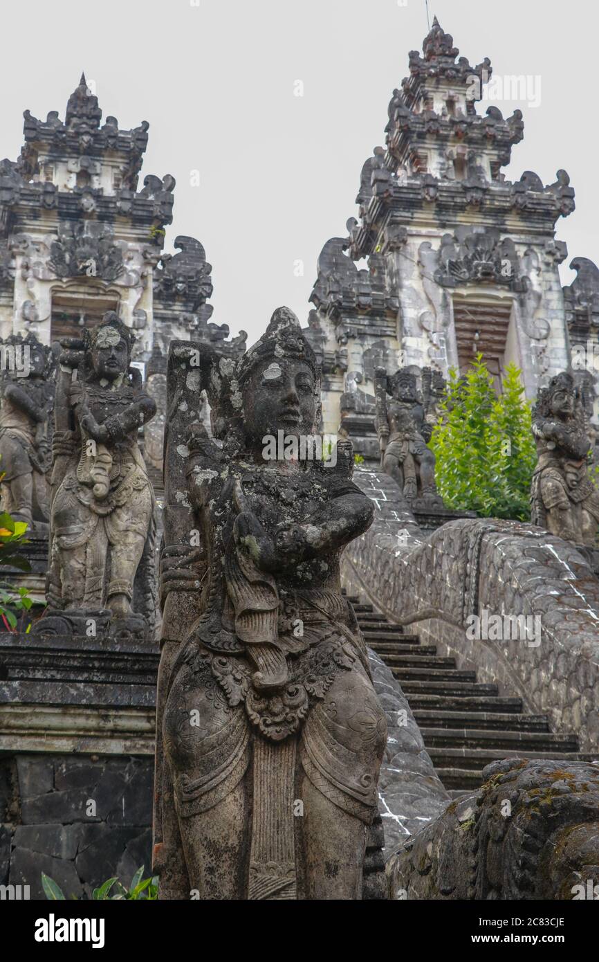 Traditionelle balinesische Statue. Skulptur in Pura Lempuyang Luhur im Westen von Bali, Indonesien Stockfoto