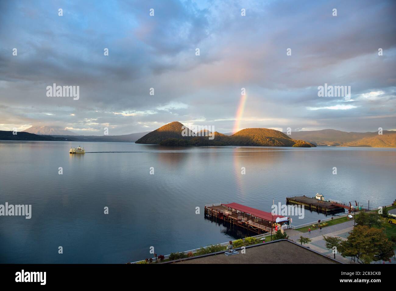 See toya in Toyoko Stadt, Hokkaido Japan, erstaunliche Aussicht mit dem Regenbogen. Stockfoto