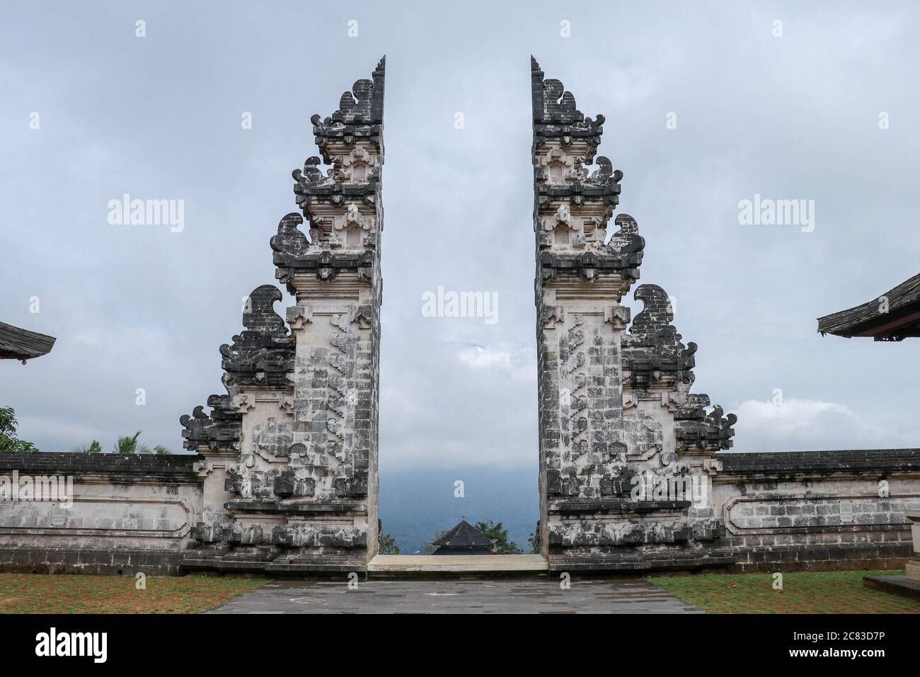 Gates of Heaven von Lempuyang Tempel, das berühmte instagram Tor ohne gefälschte Spiegelreflexion mit dem Vulkan Gunung Agung im Hintergrund. Stockfoto