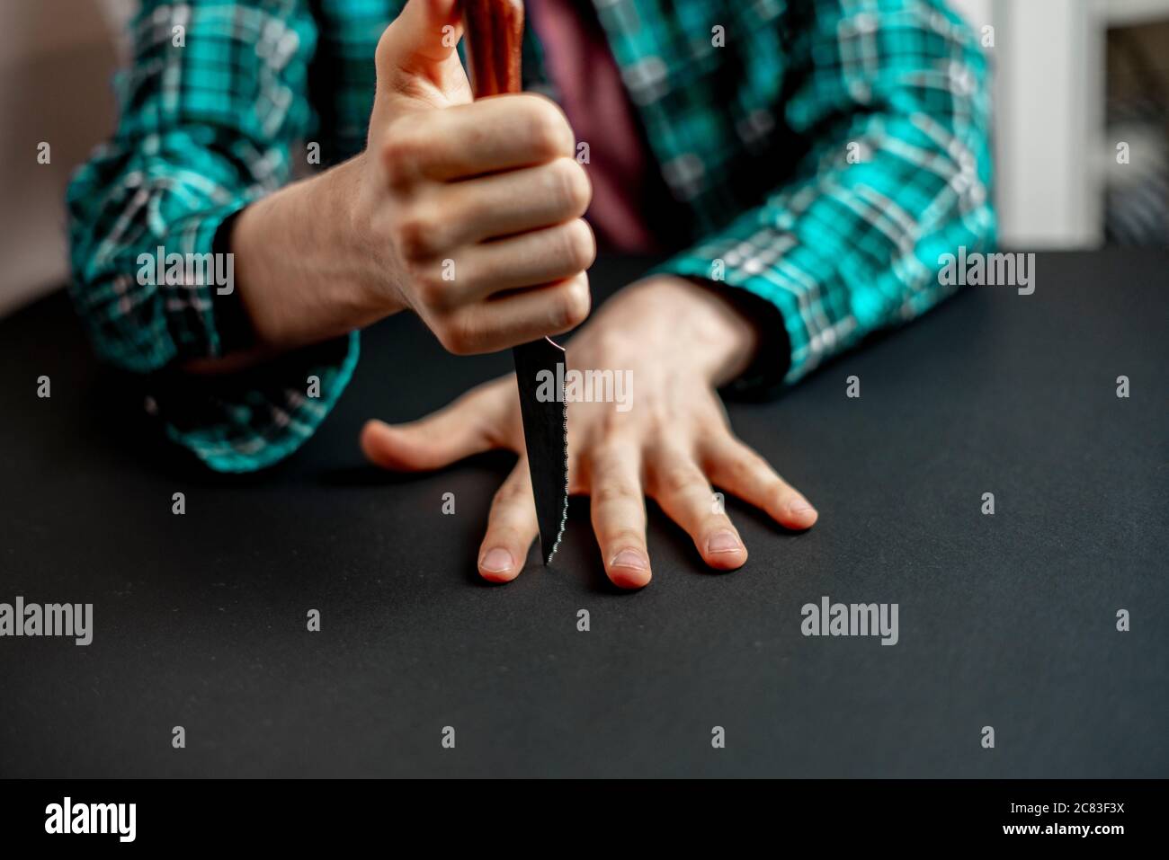 Hand mit Messer schlagen zwischen den Fingern auf dem Tisch, spielen das  Spiel mit einer scharfen Klinge Stockfotografie - Alamy