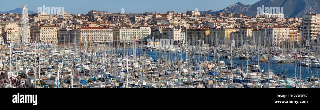 Der alte Hafen von Marseille (Panorama). Alter Hafen im Mittelmeer in der Region Provence-Alpes-Cote d'Azur, Bouches-du-Rhone (13), Frankreich Stockfoto