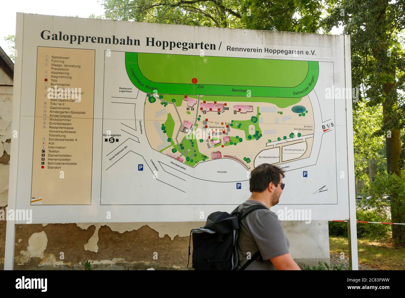 Hoppegarten, Deutschland. Juli 2020. Ein Mann geht an einem Schild mit einer Karte der 