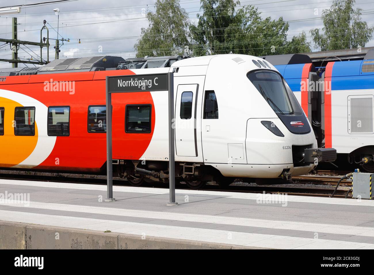 Norrkoping, Schweden - 3. Juli 2020: Der Ostgotapendeln-Zug fährt am Norrkoping-Hauptbahnhof mit der Mehrzugklasse X61. Stockfoto