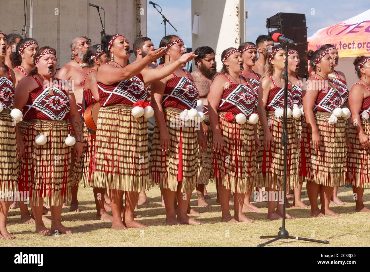 Neuseeländische Maori-Frauen einer kapa haka (Maori-Tanz)-Gruppe, die in traditioneller Kleidung auftreten. Mount Maunganui, Neuseeland, 6. Februar 2019 Stockfoto